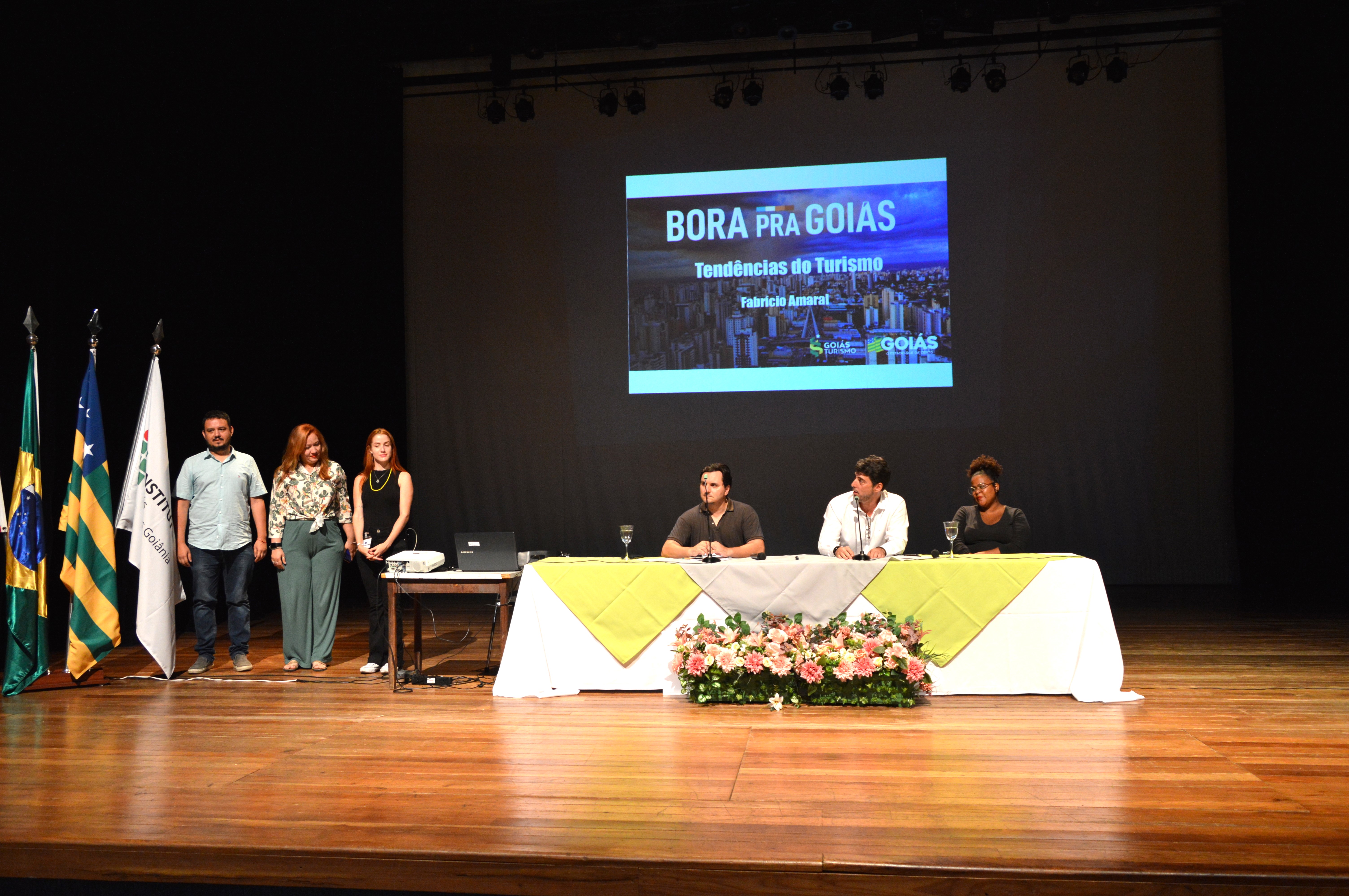 Estudantes e egressos do curso de Turismo do Câmpus Goiânia durante a palestra de abertura da Turweek, ministrada pelo presidente da Goiás Turismo, Fabrício Amaral